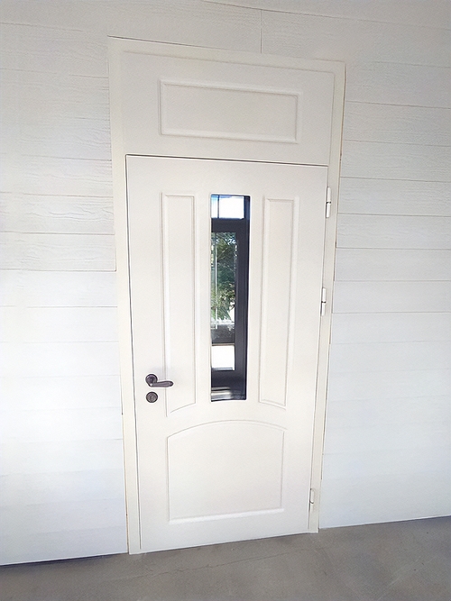 Белая дверь со стеклом