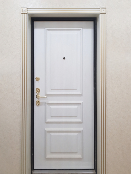 Белая дверь с багетом