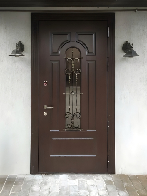 Остеклённая дверь с ковкой