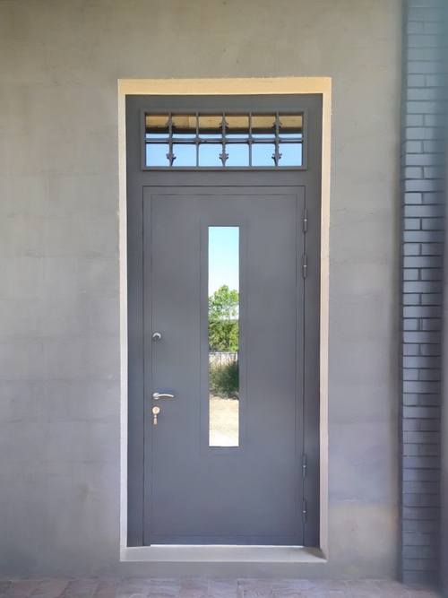 Остекленная порошковая дверь