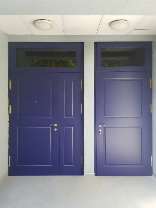 Синие двери со стеклом