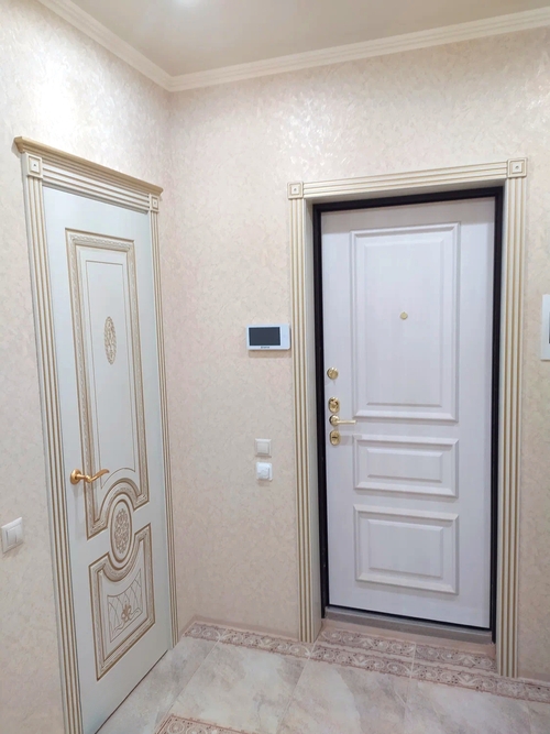 Белая дверь с багетом