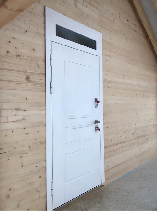 Белая дверь с фрамугой