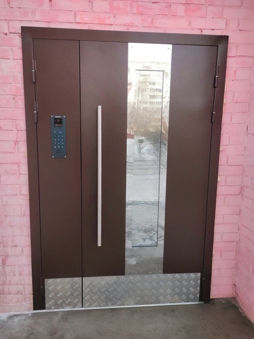 Дверь в подъезд с отбойником