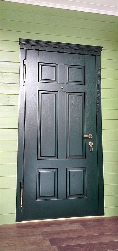 Зеленая дверь с карнизом