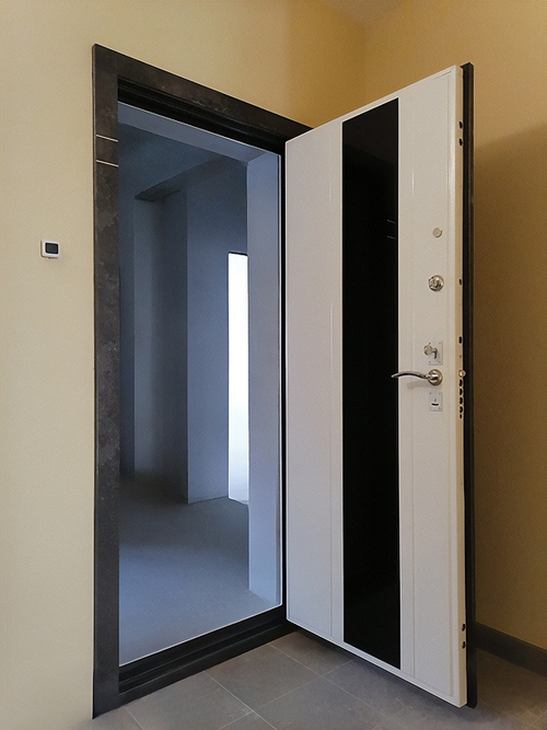 Дверь с декоративными плитами МДФ
