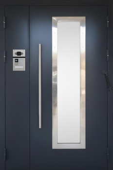 Полуторная подъездная дверь с остеклением, ручкой-скобой и домофонной панелью (полимерное напыление)
