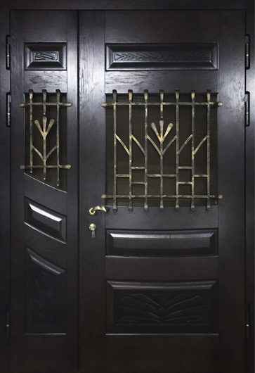 Полуторная дверь с МДФ шпон, ковкой и стеклом в частный дом