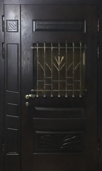 Полуторастворчатая дверь с МДФ-панелями, окном и кованой решеткой в дом