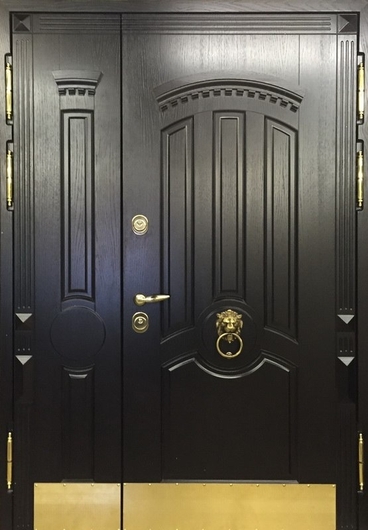 Шпонированная парадная дверь МДФ с латунным отбойником и стукалкой «лев»