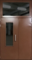 Двустворчатая дверь в подъезд с остеклением во фрамуге