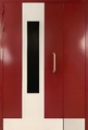 Красная подъездная дверь со стеклом и отбойником
